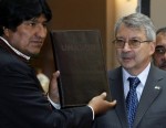 Bolivian President Evo Morales (L) holds The Union of South American Nations report given by Argentinean lawyer and chief of the UNASUR commission, Rodolfo Mattarollo during a ceremony at the presidential palace in La Paz, December 3, 2008. The UNASUR commission presented the Bolivian government conclusions of investigations on the September 11 strikes between farmer supporters of President Evo Morales and autonomy activists in Pando province. REUTERS/David Mercado (BOLIVIA)