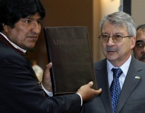 Bolivian President Evo Morales (L) holds The Union of South American Nations report given by Argentinean lawyer and chief of the UNASUR commission, Rodolfo Mattarollo during a ceremony at the presidential palace in La Paz, December 3, 2008. The UNASUR commission presented the Bolivian government conclusions of investigations on the September 11 strikes between farmer supporters of President Evo Morales and autonomy activists in Pando province. REUTERS/David Mercado (BOLIVIA)